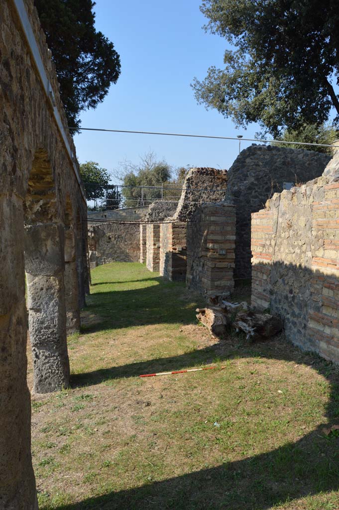 HGE26 Pompeii. October 2017. 
Looking north towards entrance doorway, on right, on Via dei Sepolcri.
Foto Taylor Lauritsen, ERC Grant 681269 DCOR.
