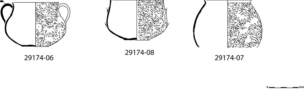 Fig. 8 - HGE29 Pompi. Gobelets en cramique  paroi fine,  dcor sabl, mis au jour dans le remplissage des fosses de la pice 1.  
Dessins A. Lacombe. 
