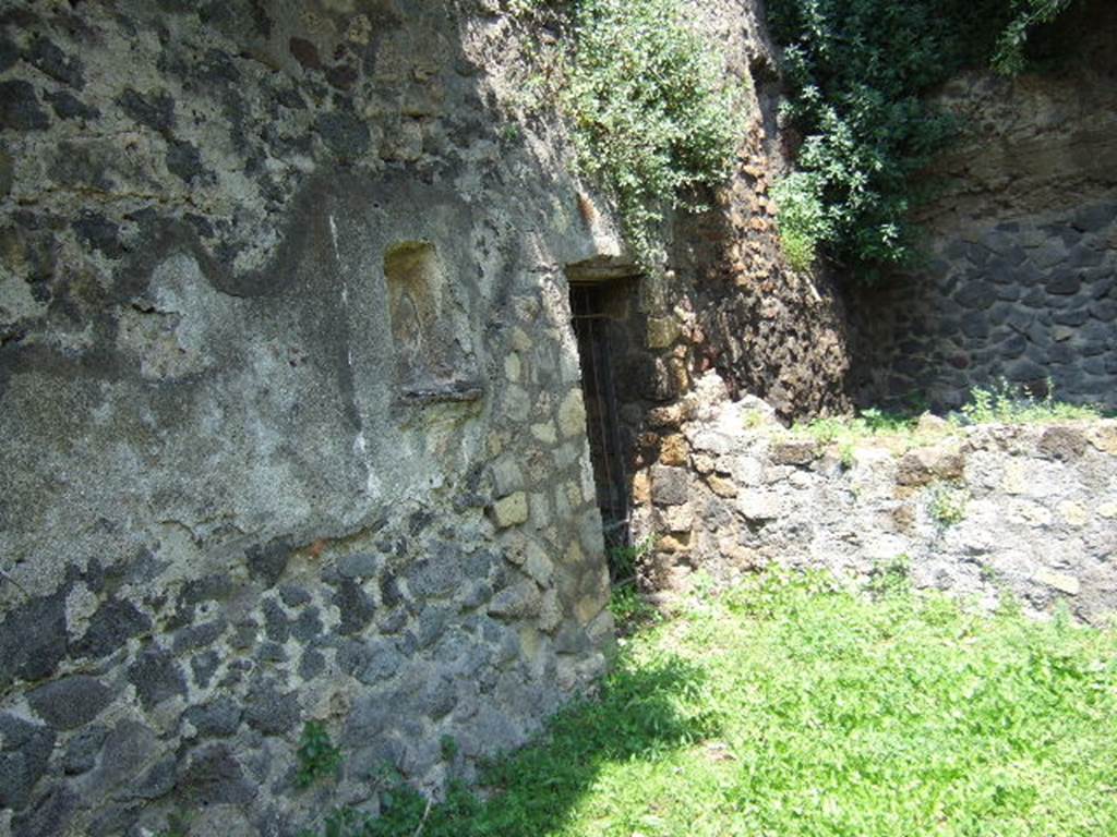 HGE29 Pompeii. May 2006. North wall of room 1 with niche and doorway into HGE30.