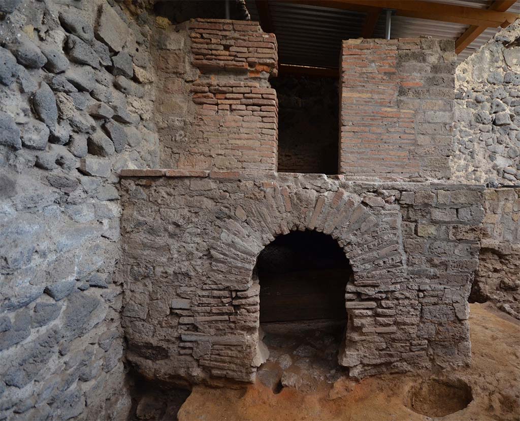 HGE29 Pompeii. September 2013. Room 2. Front of oven.
Photo courtesy of Laëtitia Cavassa, Bastien Lemaire, Guilhem Chapelin, Aline Lacombe, John-Marc Piffeteau and Giuseppina Stelo.
Photo © Centre Jean Bérard. For full report, see links above or below.
