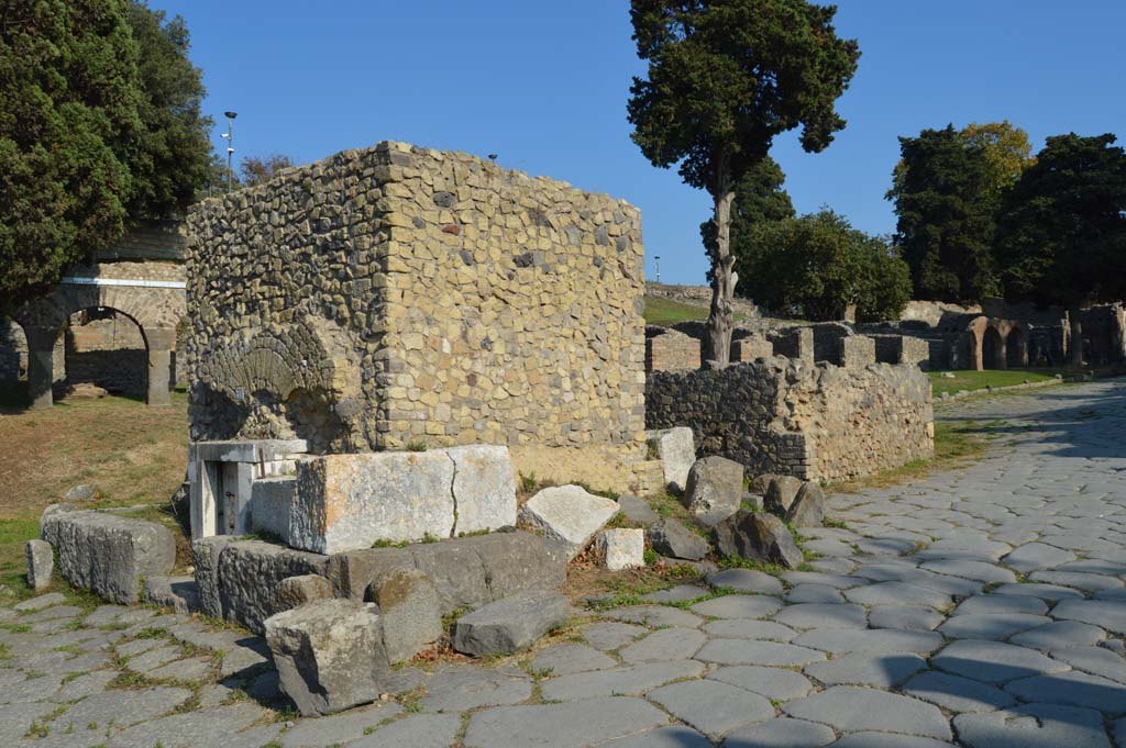 HGE34 Pompeii. October 2017. Looking towards the north, on left, and west sides, in centre.
Foto Taylor Lauritsen, ERC Grant 681269 DÉCOR.
