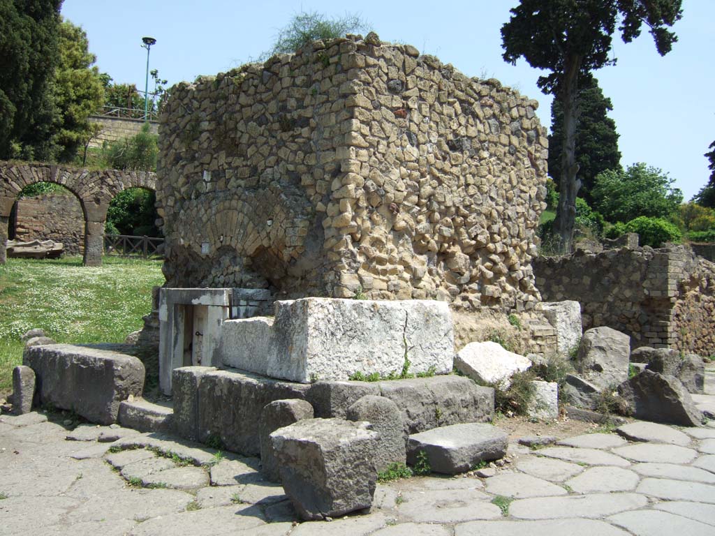 HGE34 Pompeii. May 2006. North and west sides.
According to Kockel, seven fragments of an inscription tablet were found in the street on 26th June 1813. 
The inscription read:

L(ucius) Caltilius L(uci) l(ibertus)
Coll(ina tribu)
[P]amphilus
[---]ae uxori
[---]mo                 [CIL IV 1046]

See Kockel V., 1983. Die Grabbauten vor dem Herkulaner Tor in Pompeji. Mainz: von Zabern. (p.162-5).

