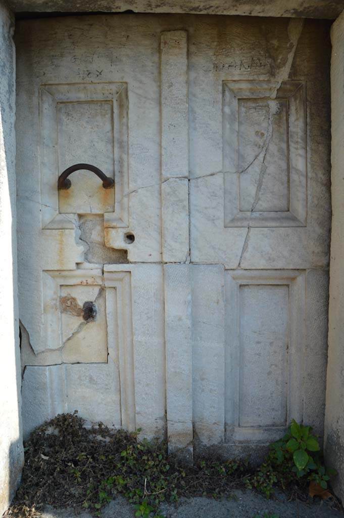 HGE34 Pompeii. May 2006. Restored marble door on north side.