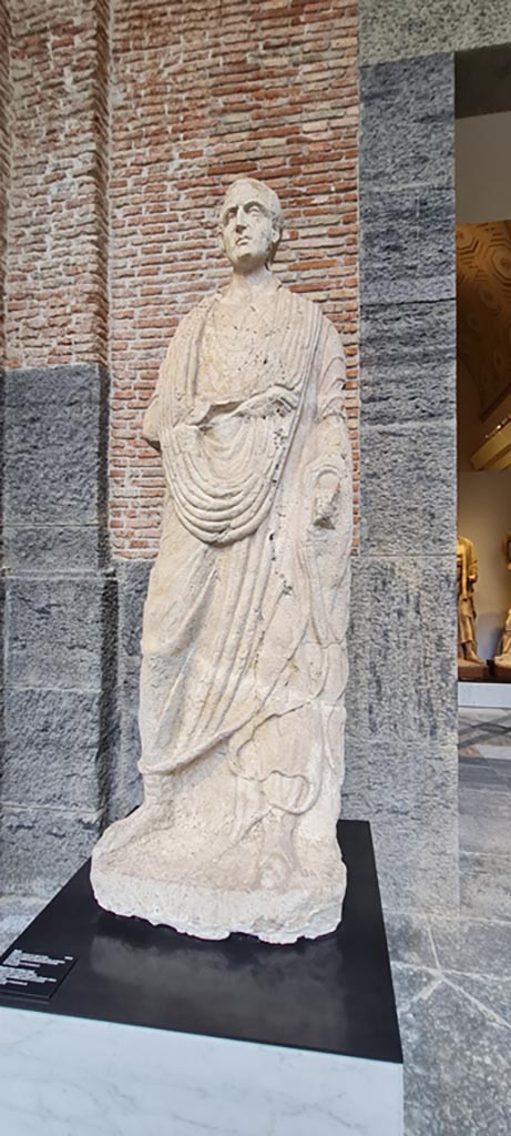 HGE39 Pompeii. April 2023. 
Statue, (inv. 249146) perhaps from Herculaneum Gate tombs. 
Now on display in “Campania Romana” gallery in Naples Archaeological Museum.
Photo courtesy of Giuseppe Ciaramella.
