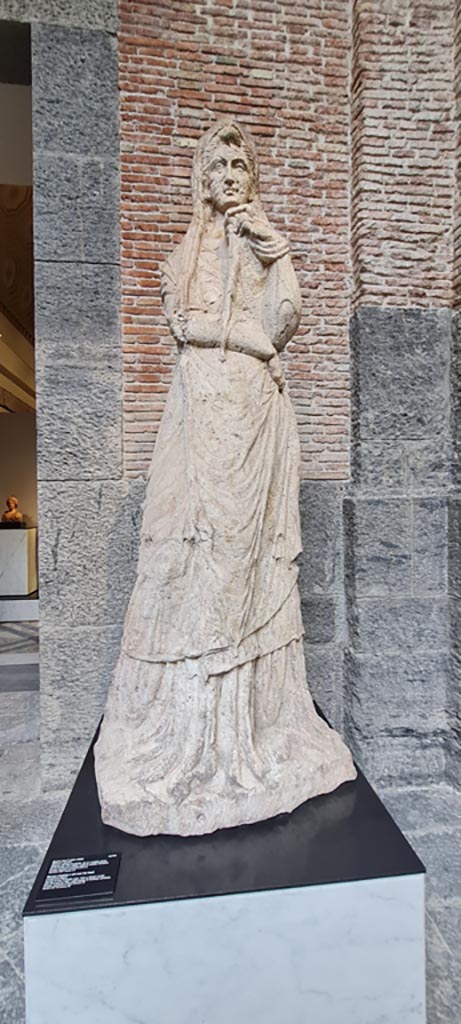 HGE39 Pompeii. April 2023. 
Statue of a woman with a veil over her head, (inv. 243736) perhaps from Herculaneum Gate tombs. 
Now on display in “Campania Romana” gallery in Naples Archaeological Museum.
Photo courtesy of Giuseppe Ciaramella.
