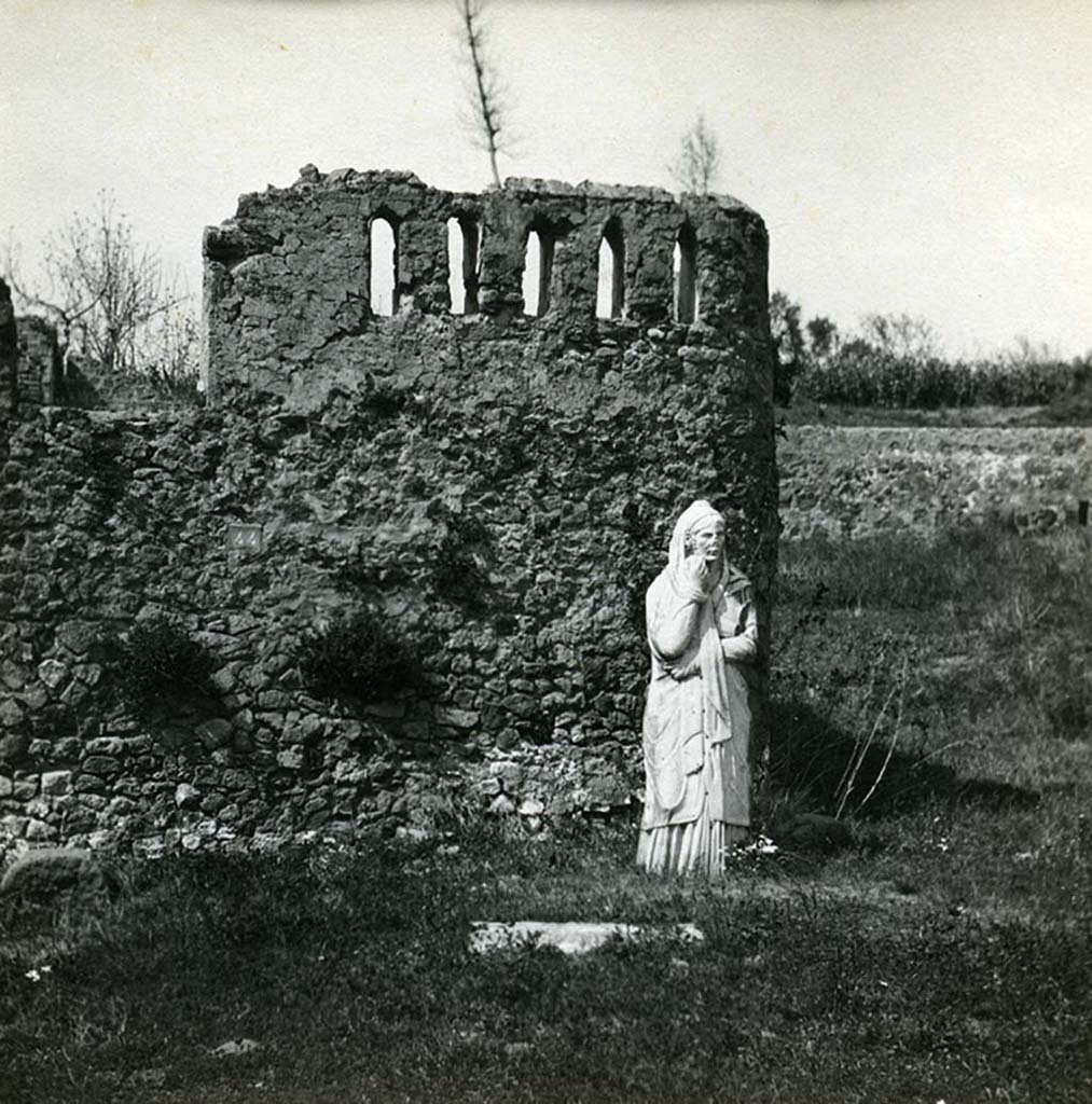 HGE39a, Pompeii. 1900-1930. Statue of woman, in front of HGE39a, and at rear of HGE36.
The original statue can be seen in VII.7.29.
Photo by Esther Boise Van Deman (c) American Academy in Rome. VD_Archive_Ph_233.
