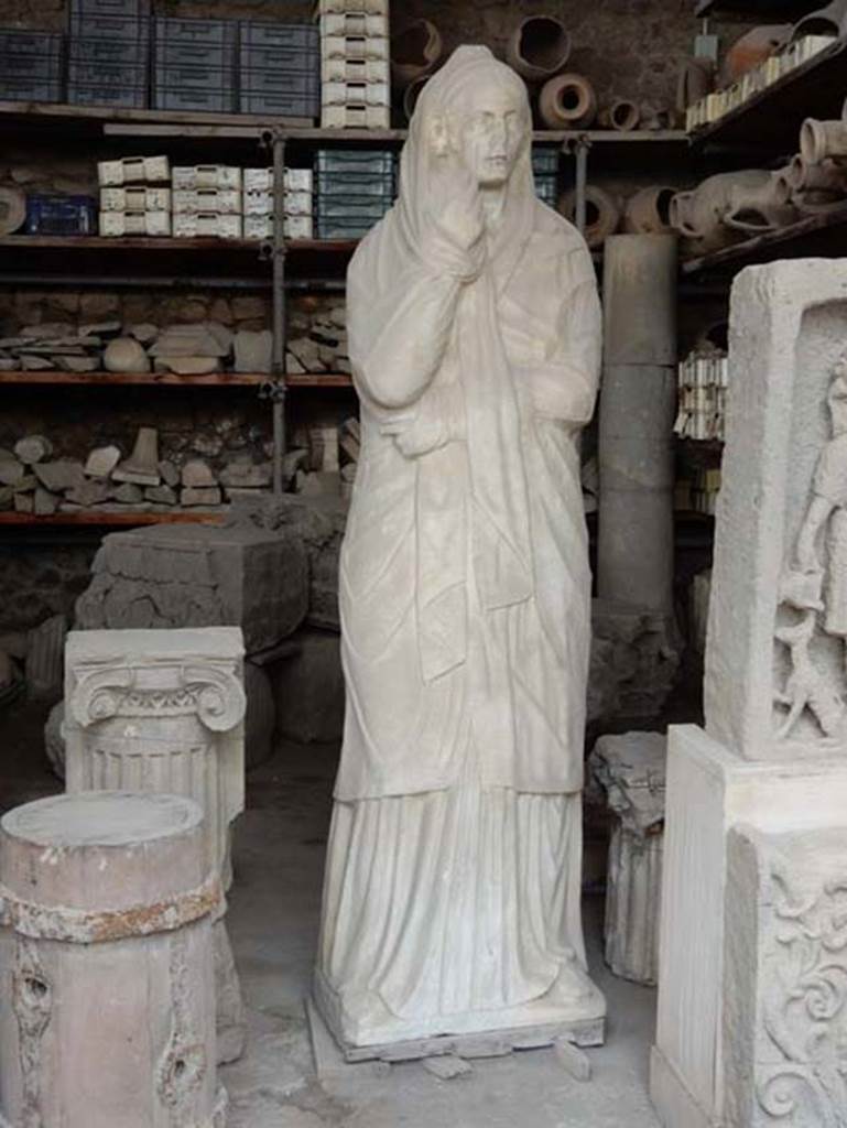 HGE39a Pompeii. May 2015. Statue from tomb in storage at VII.7.29.
Photo courtesy of Buzz Ferebee.



