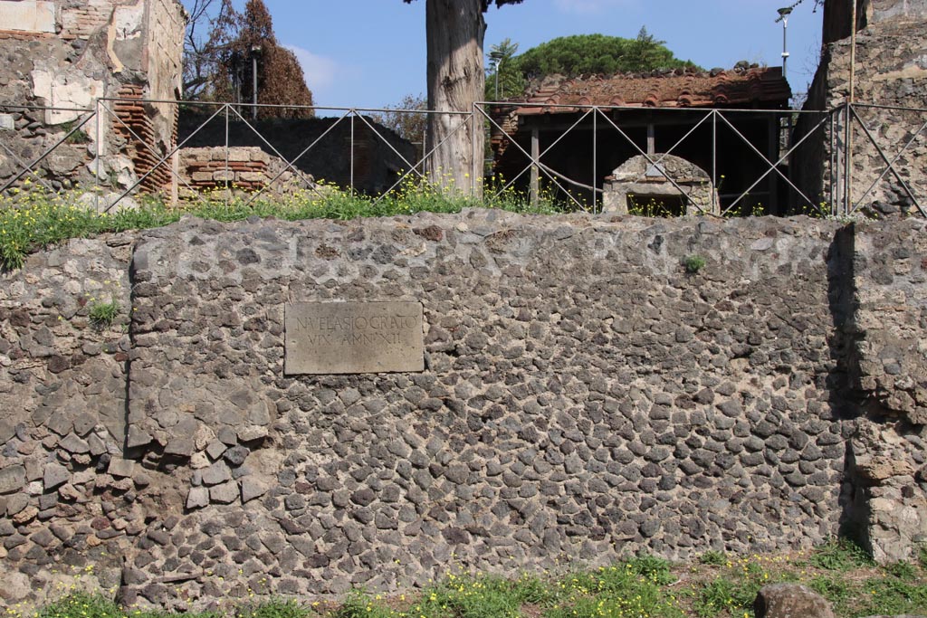 HGE41 Pompeii. October 2023. Looking west towards tablet set into wall. Photo courtesy of Klaus Heese.
Tablet with inscription -
N. VELASIO GRATO 
VIX ANN XII.
