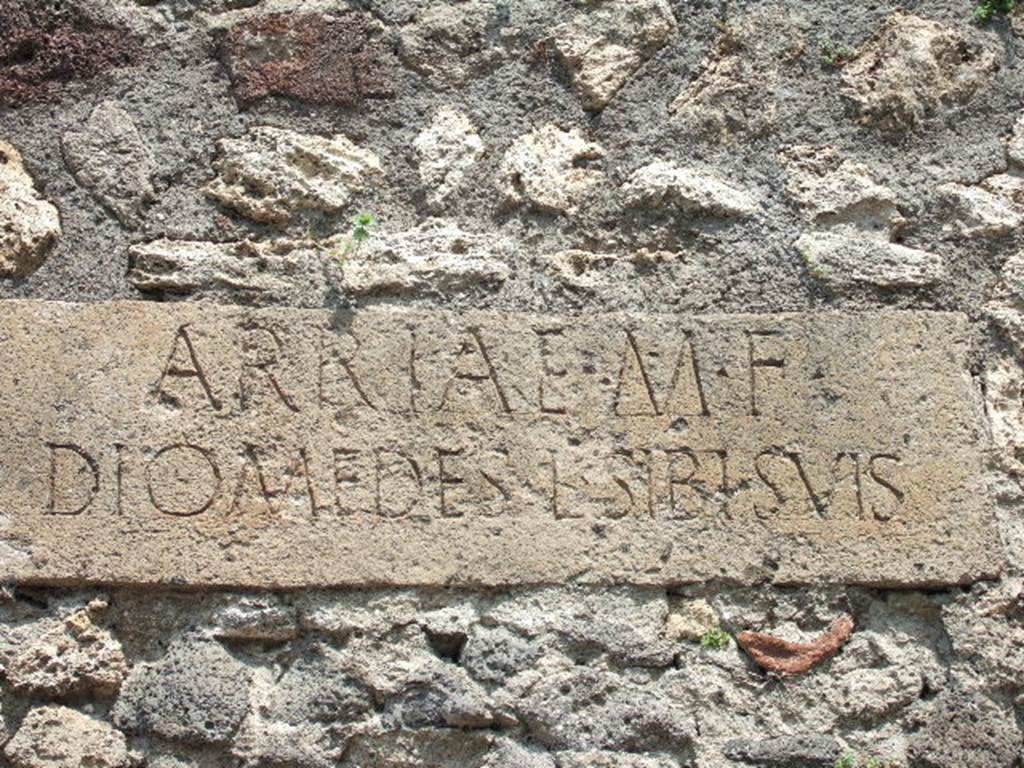 HGE42 Pompeii. May 2006. Tufa plaque found on 29th December 1774 in situ in the retaining wall under front of the tomb.
It contains the inscription 
ARRIAE M F
DIOMEDES L SIBI SVIS      [CIL X 1043]

According to Epigraphik-Datenbank Clauss/Slaby (See www.manfredclauss.de) it reads

Arriae M(arci) f(iliae)
Diomedes(!) l(ibertae) sibi suis      [CIL X 1043]
