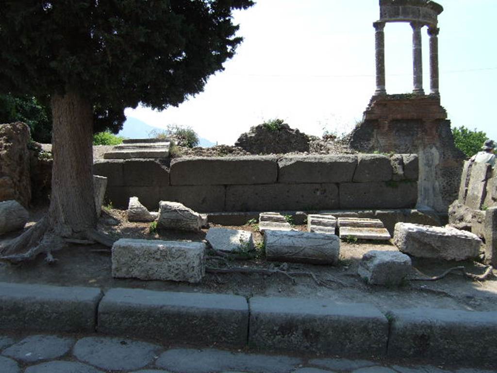 HGW03 Pompeii. May 2006. Looking west towards tomb of M. Porcius.