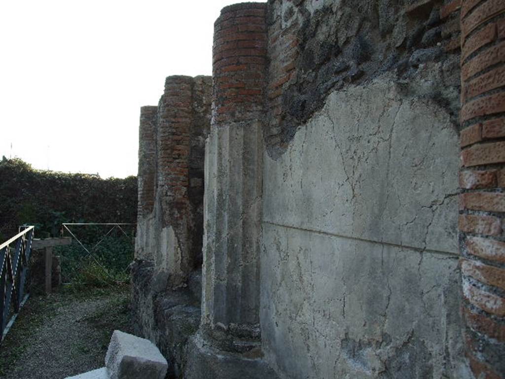 HGW04a Pompeii. December 2006. South side with doorway, looking west.