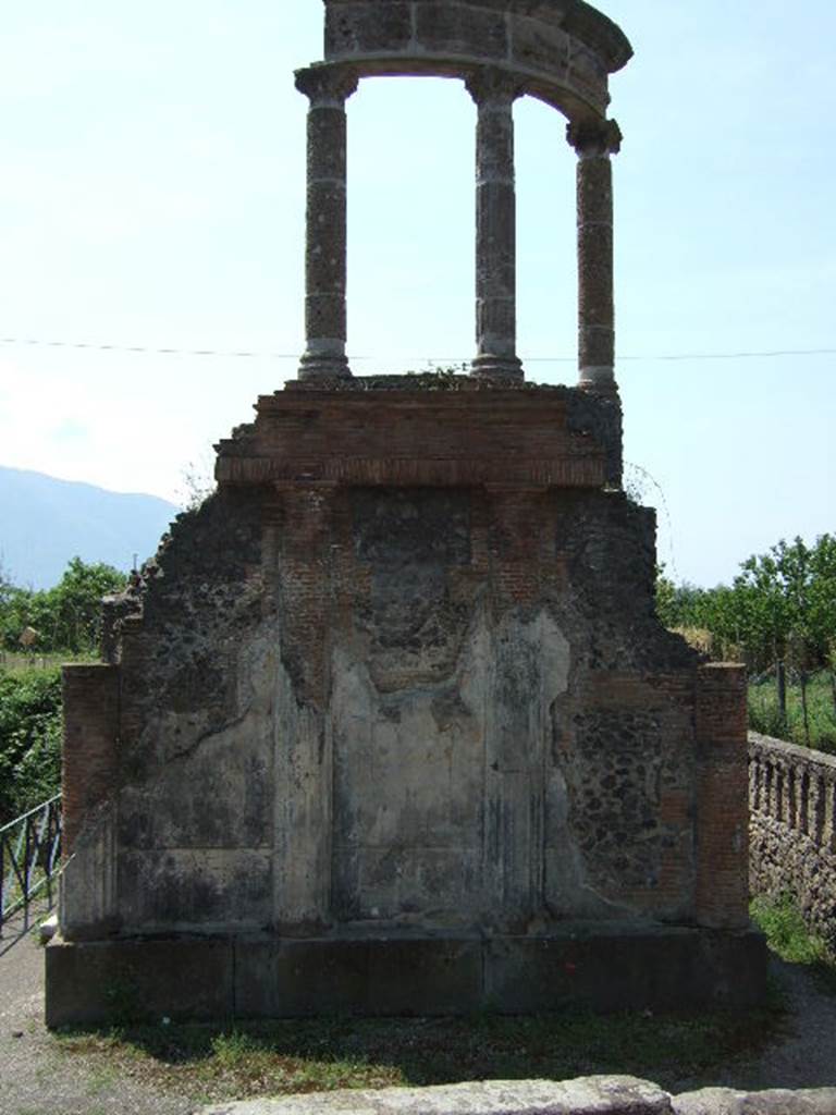 HGW04a Pompeii. May 2006. East side with reconstructed circular aedicula on top of podium.