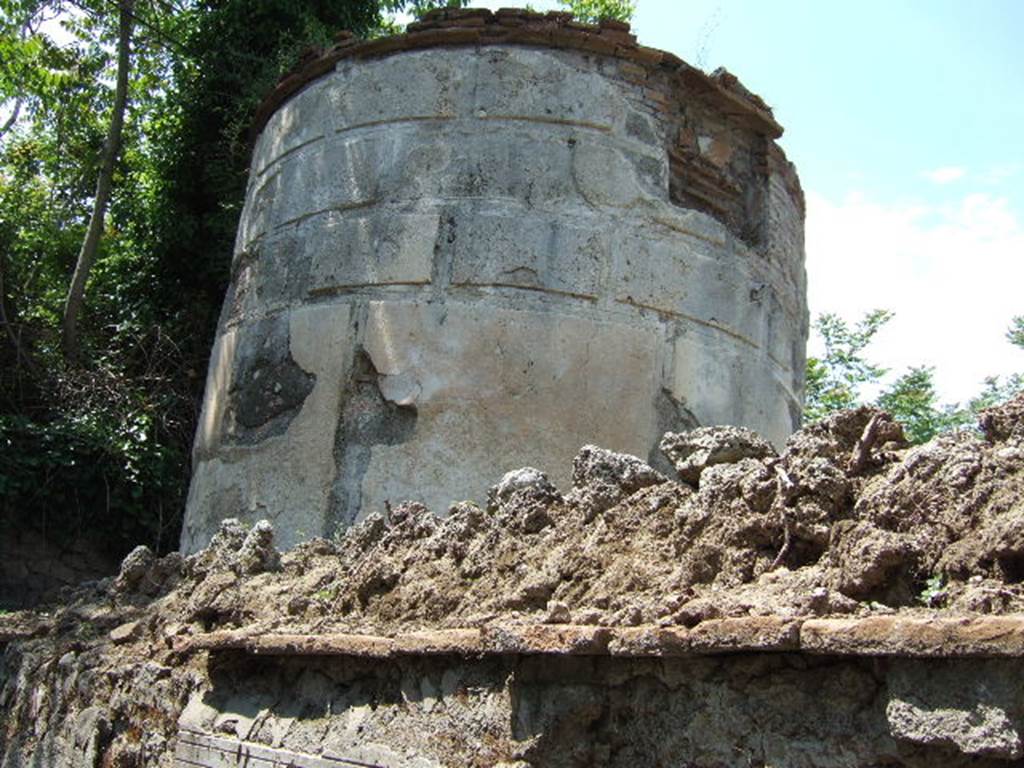 HGW18 Pompeii. May 2006. Circular chamber north side.