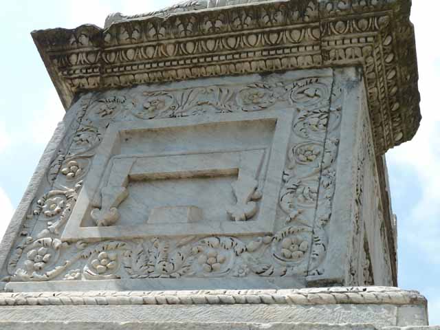 HGW22 Pompeii. May 2010. Entrance to tomb chamber on lower south side of base.
