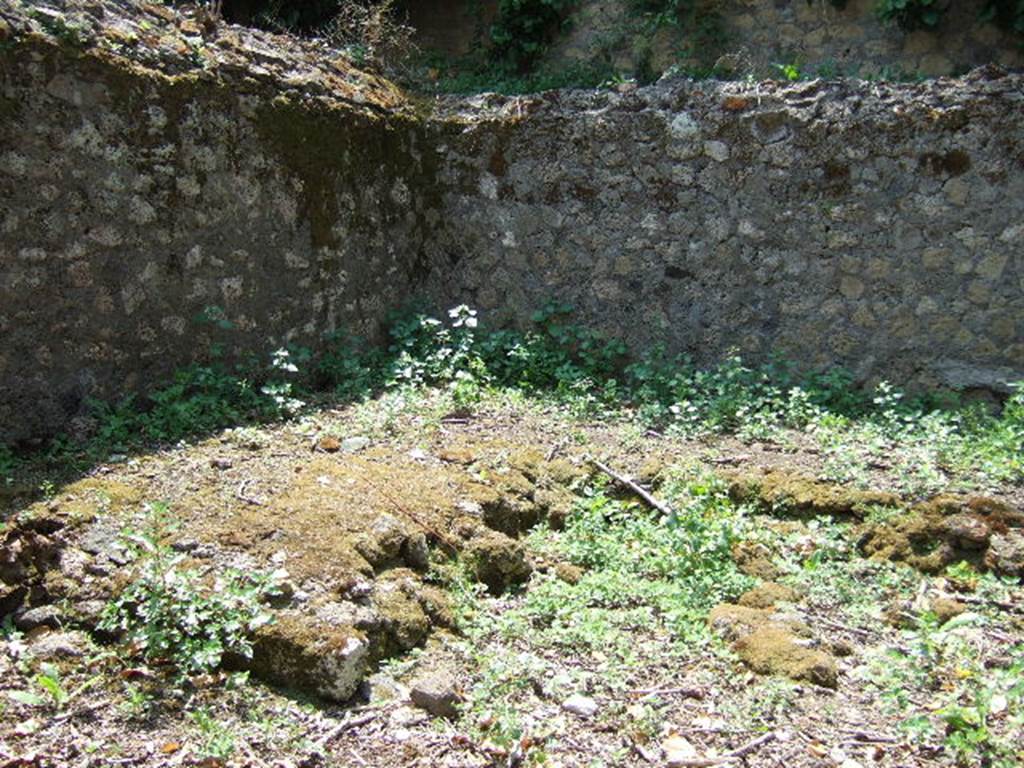 HGW23 Pompeii. May 2006. Remains of triclinium in south-east corner.