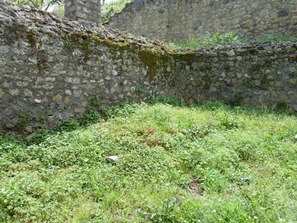 HGW23 Pompeii. May 2010. Remains of triclinium in south-east corner. 