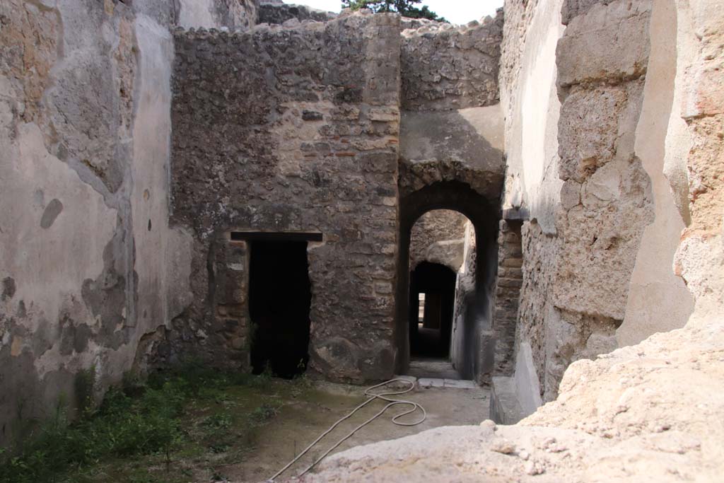 HGW25 Pompeii. September 2021. Looking west through square hole in wall, on south side of entrance at HGW25.
The doorway on the right, would lead to the wagons entrance in the side entrance. Photo courtesy of Klaus Heese.
