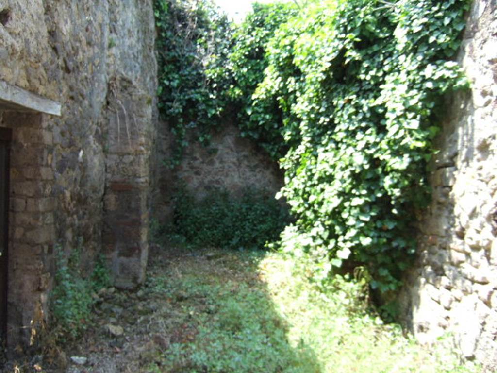 HGW25 Pompeii. May 2006. Looking west to room, from rear entrance.