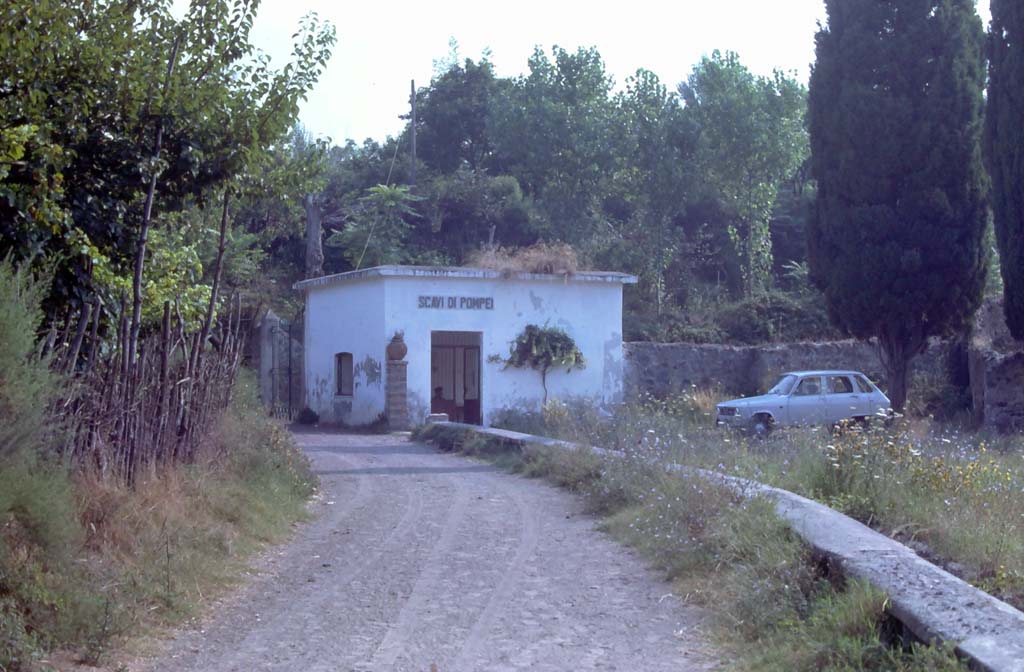 Via dei Sepolcri, Pompeii (north end). August 1976. 
Looking  towards one of the original entrances, at the north side of Villa of Diomedes.
Photo courtesy of Rick Bauer, from Dr George Fays slides collection.
