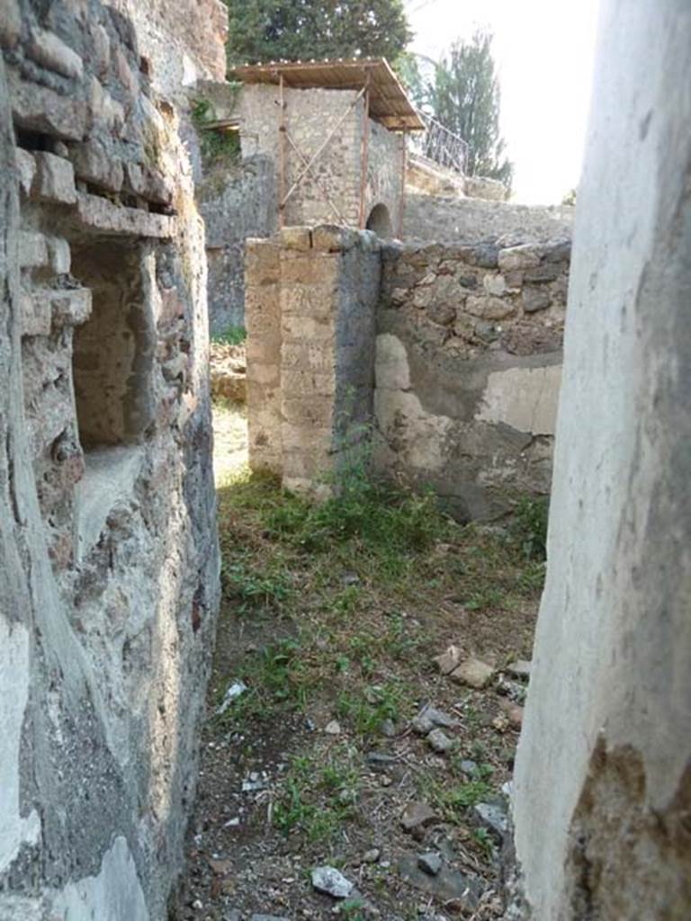 HGW25 Pompeii. September 2015. Looking west across room with lararium niche in south wall. 