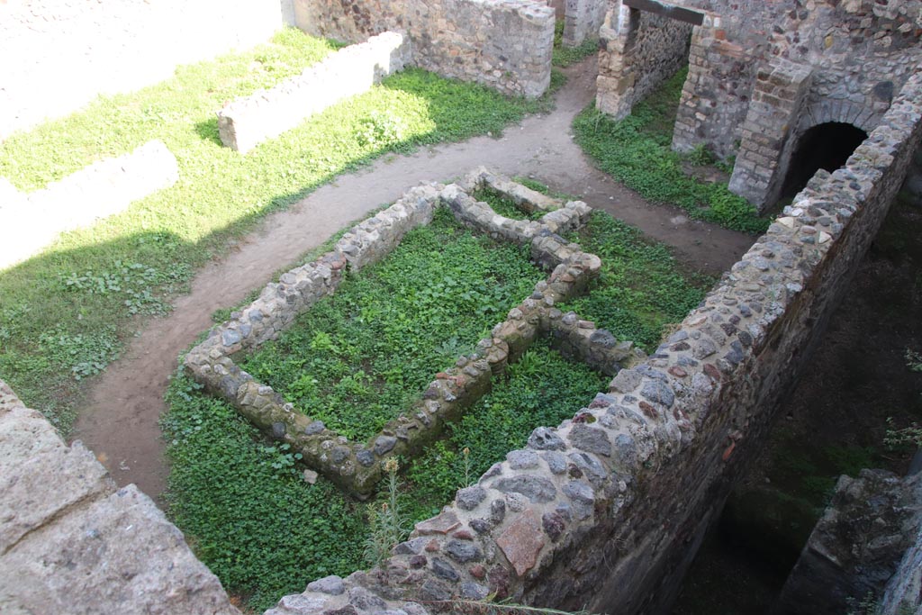 HGW24 Pompeii. Villa of Diomedes. October 2023. Looking north-east from upper terrace down onto room 7.6. Photo courtesy of Klaus Heese.