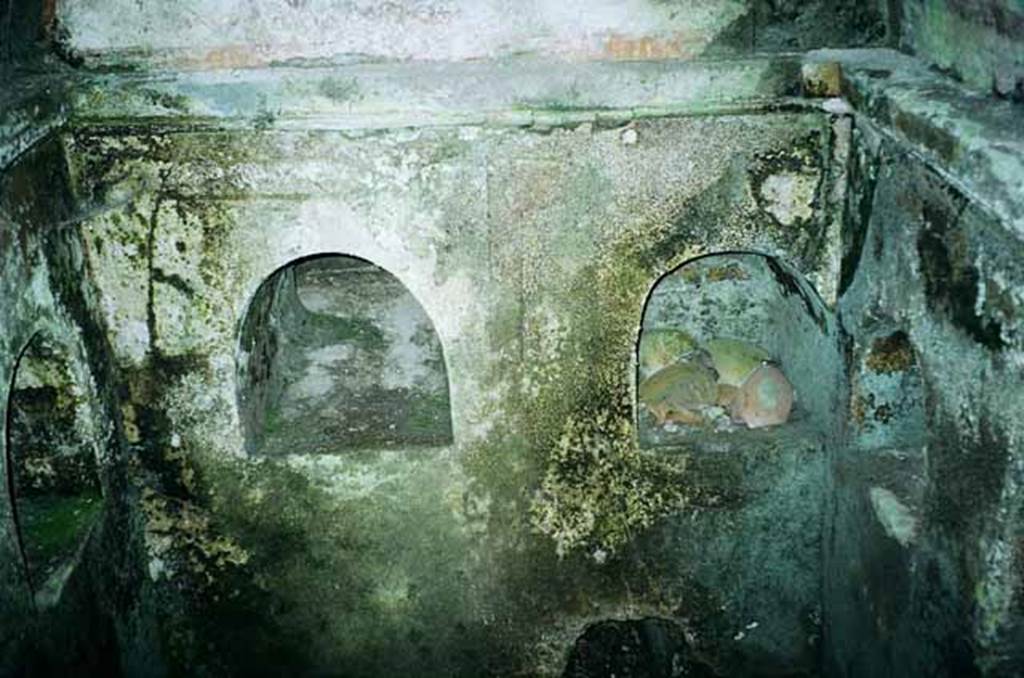 Pompeii Porta Nocera. August 2010. Tomb 2EN. Niches on the south wall. 
Photo courtesy of Rick Bauer.
