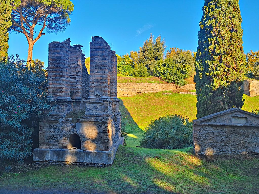 Pompeii Porta Nocera. October 2024.
Tombs 20EN (left) and 22EN (on right). Looking north from Via delle Tombe. Photo courtesy of Giuseppe Ciaramella.

