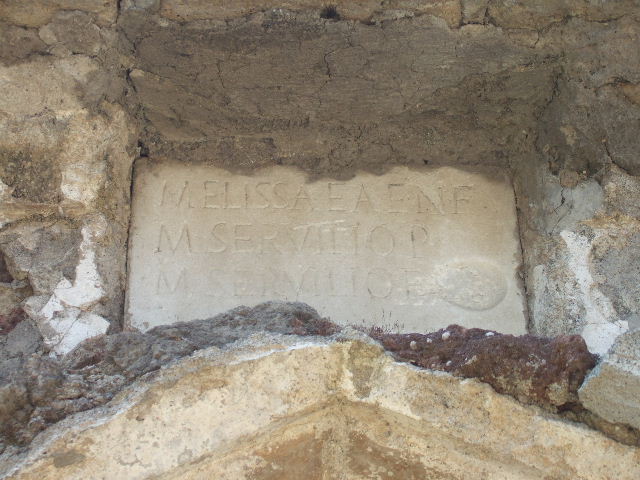 Pompeii Porta Nocera.  May 2006. Tomb 30EN, marble plaque with inscription:
MELISSAEAE  N(umeri)  F(iliae) 
M(arco)  SERVILIO  P(atri)
M(arco)  SERVILIO  F(ilio)


