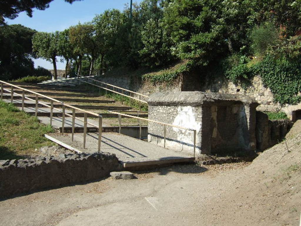 Pompeii Porta Nocera. May 2006. Tombs 40EN, 40aEN (under ramp) and 42EN. 
A large female columella in lava was found in 40aEN. 
It had no inscription but there was a slab to protect the cremation urn.
See D’Ambrosio, A. and De Caro, S., 1983. Un Impegno per Pompei: Fotopiano e documentazione della Necropoli di Porta Nocera. Milano: Touring Club Italiano. (40aEN). 