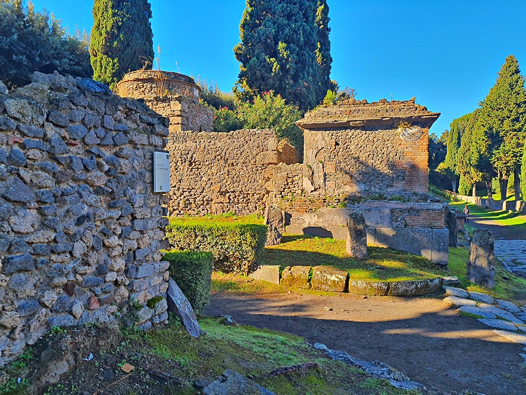 Pompeii Via delle Tombe. October 2024. 
Tomb 1ES, on left, looking west towards crossroads with Via di Nocera. Photo courtesy of Giuseppe Ciaramella.

