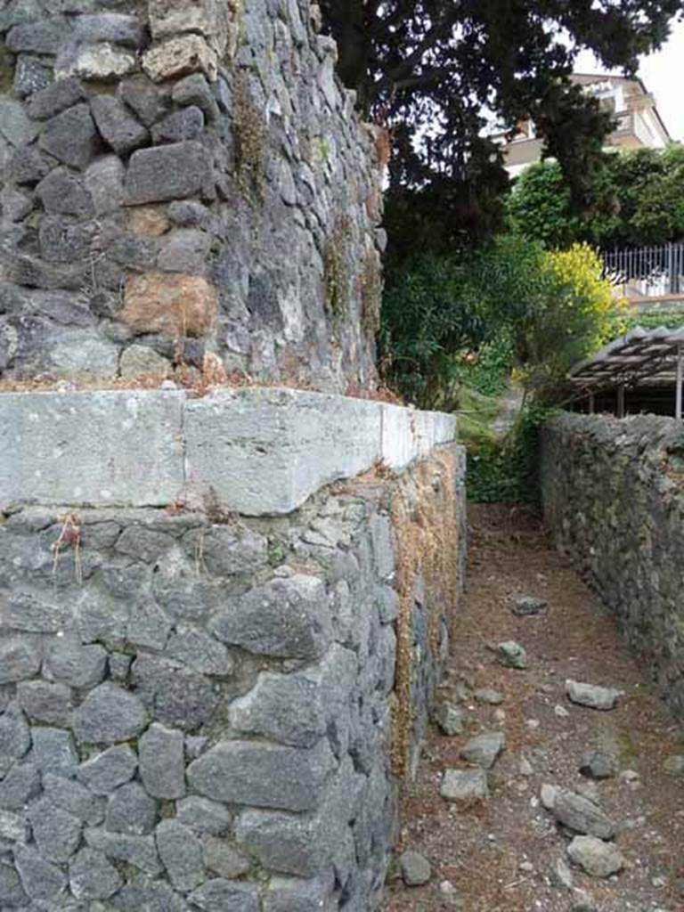 Pompeii Porta Nocera. Tomb 1ES, looking south along the west side. May 2010.