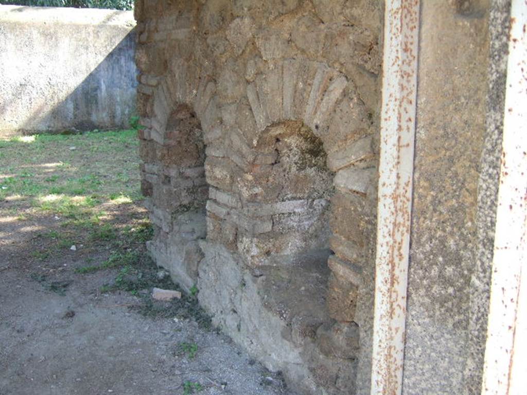 Pompeii Porta Nocera.Tomb 5ES. Niches on west of entrance passage. May 2006.