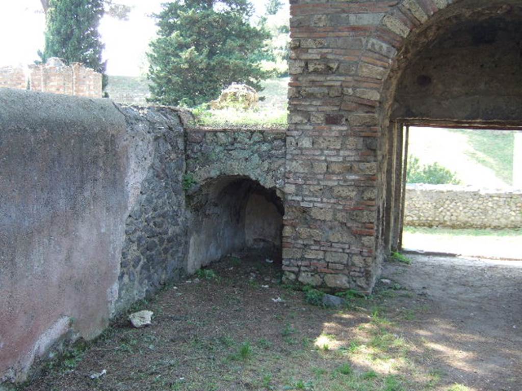 Pompeii Porta Nocera. Tomb 5ES. Recess in north-west corner. May 2006.
