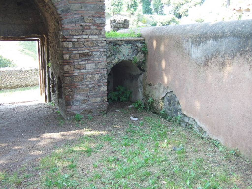 Pompeii Porta Nocera. Tomb 5ES. Recess in north-east corner. May 2006.