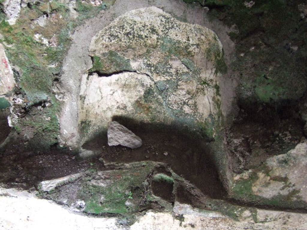 Pompeii Porta Nocera. Tomb 17ES. Niche on south wall. May 2006.