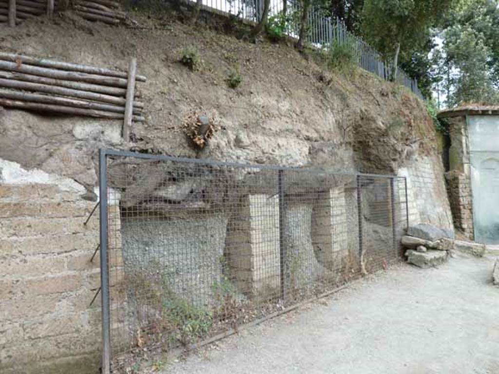 Pompeii Via delle Tombe. May 2010.
Surge and lapilli layers from 79AD eruption on east side of Tomb 19ES. 

