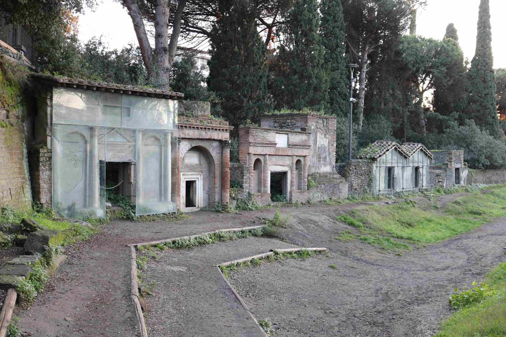 Pompeii Via delle Tombe. December 2018. Looking west along south-east side of Via delle Tombe. Photo courtesy of Aude Durand.
