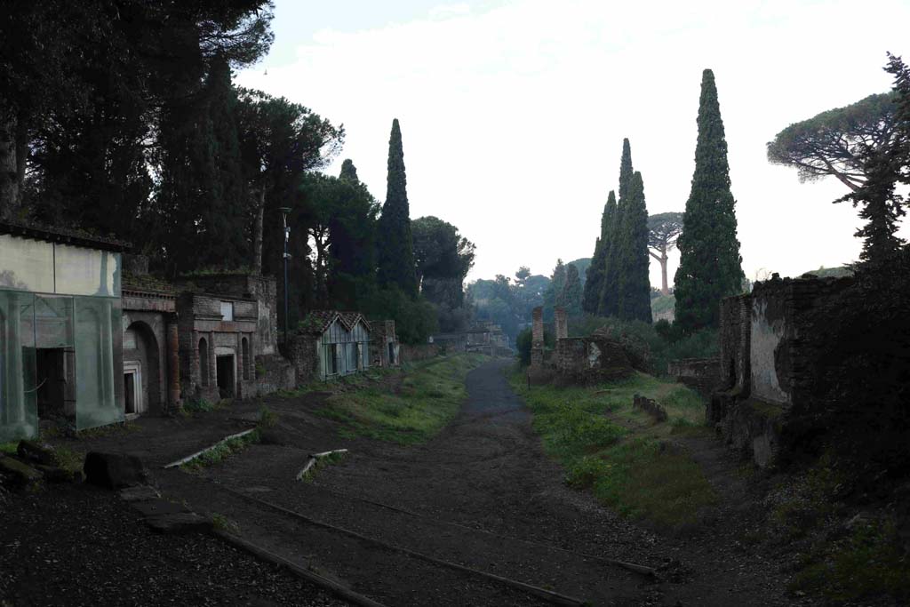 Pompeii Via delle Tombe. December 2018. Looking west. Photo courtesy of Aude Durand.