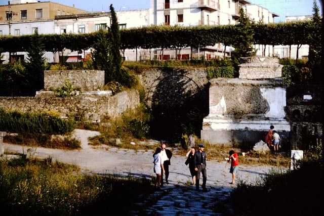 Pompeii Tower II. May 2006. Looking east towards Porta Nocera between city walls and Via delle Tombe.