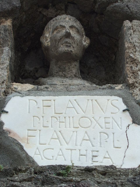 Pompeii Porta Nocera Tomb 7OS. May 2006. Marble plaque with inscription.
P(ublius)  FLAVIVS  P(ubli)  L(ibertus) 
PHILOXSENVS
FLAVIA  P(ubli)  L(iberta)  AGAT(h)E(a)
VIVONT.
