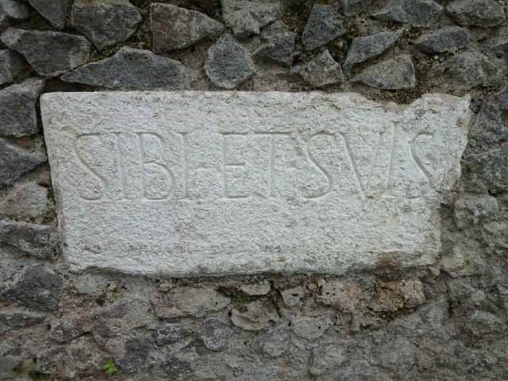 Pompeii Porta Nocera Tomb 11OS. May 2010.  The plaque on the front wall to the west containing the inscription SIBI  ET  SVIS.
