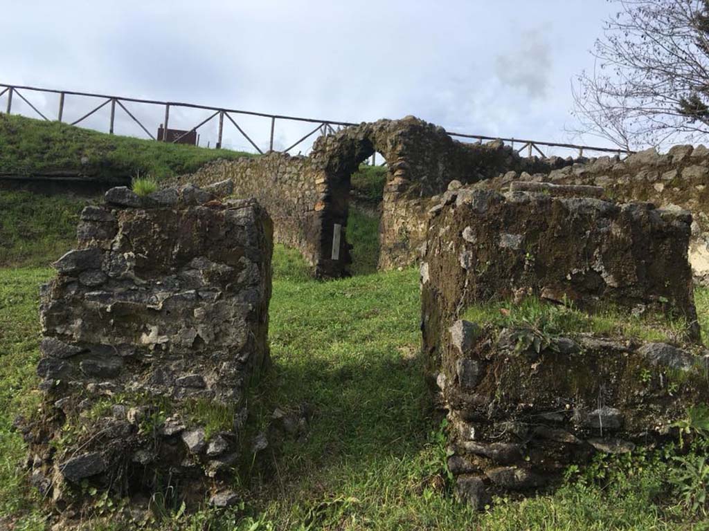 Pompeii Porta Sarno Necropolis. 2018. Praetorian tombs area H with entrance to area B, funerary site with a monument of type “colonnato” behind.
Photo courtesy Necropolis of Porta Sarno Research Project.
