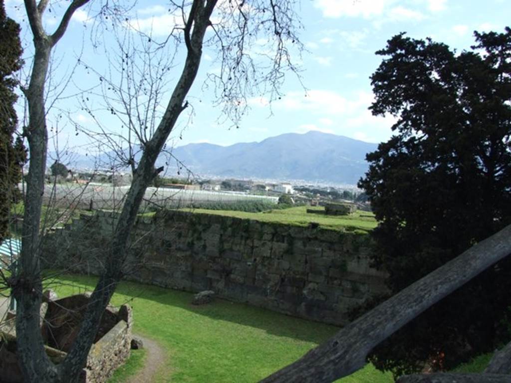 Pompeii VGI. March 2009. Looking south-east across the tomb towards the city walls.