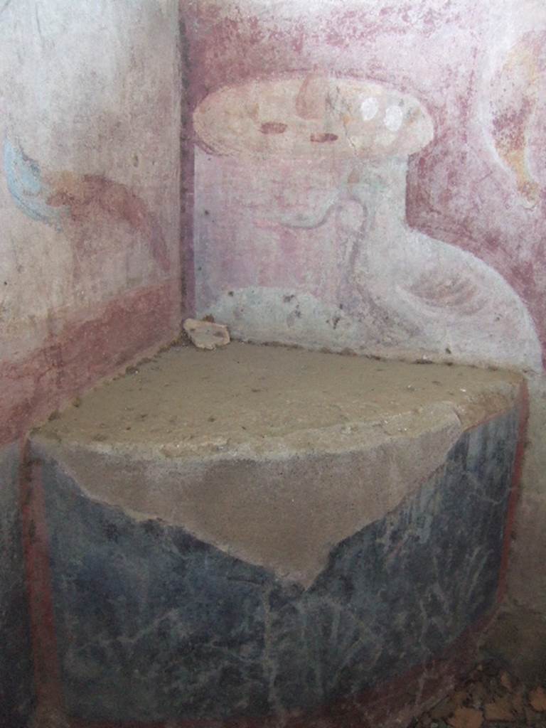 VGJ Pompeii. May 2006. South-east corner of tomb with curved platform with painting at rear. Altar?