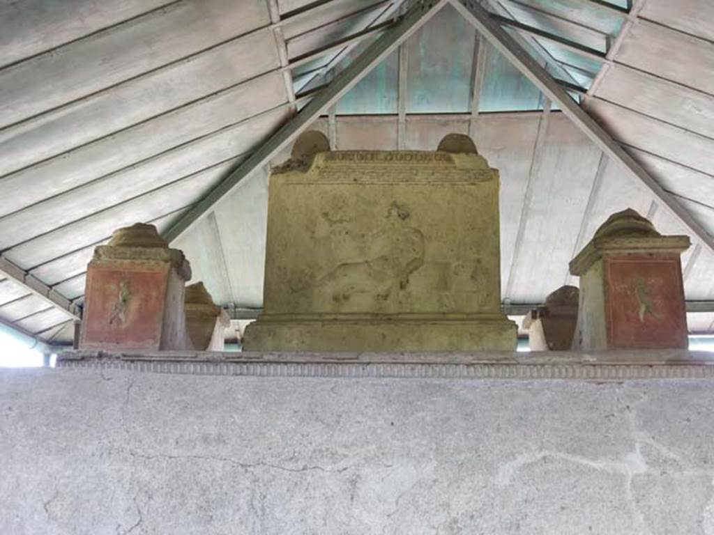 VGJ Pompeii. May 2015. Painting of a panther on west side corner pillar of inner tomb.
Photo courtesy of Buzz Ferebee.

