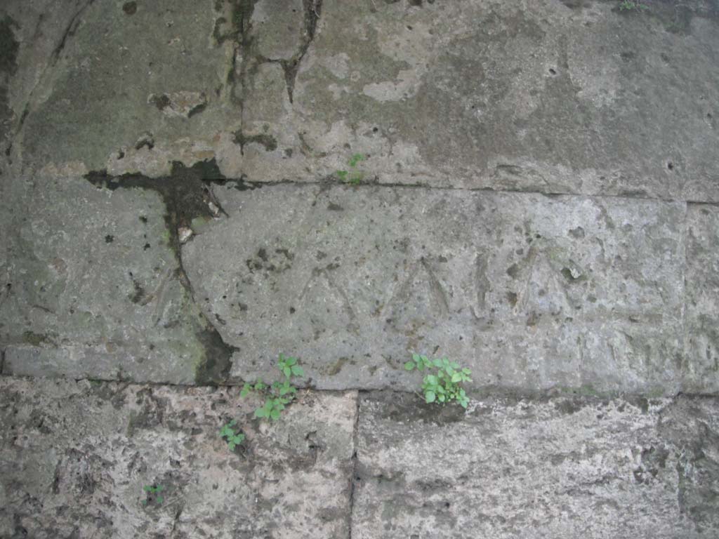 Tombs PSPN Pompeii. May 2011. Inscription to Λολλία Χηλειδών (Lollia Chileidon) Photo courtesy of Ivo van der Graaff.