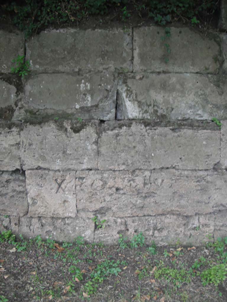 Tombs PSPN Pompeii. May 2011. Wall with inscription to Caius Considius.
Photo courtesy of Ivo van der Graaff.
