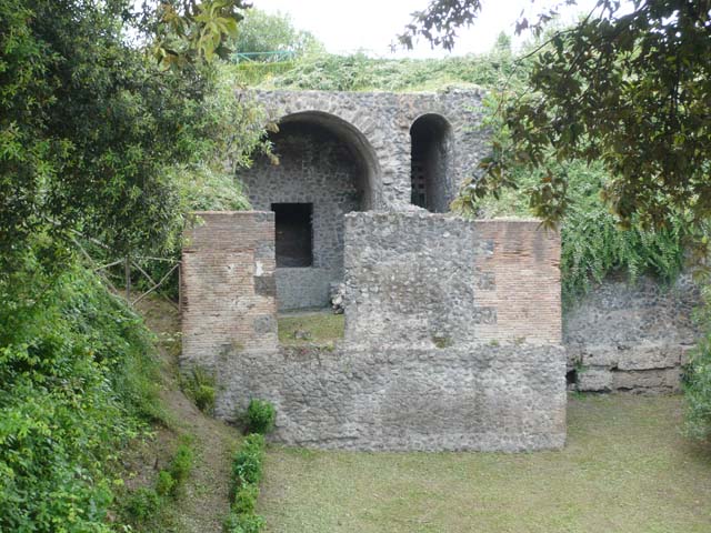 T2 Pompeii. Tower II. December 2005. South side. Looking inside tower.
