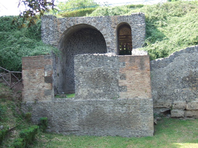 T2 Pompeii. Tower II. December 2005. Looking east along south side.