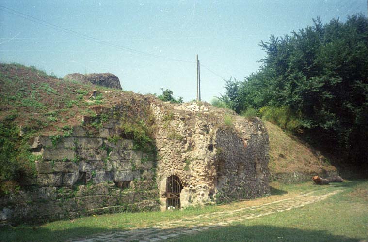 T7 Pompeii.  Tower VII. May 2006. East and north sides.